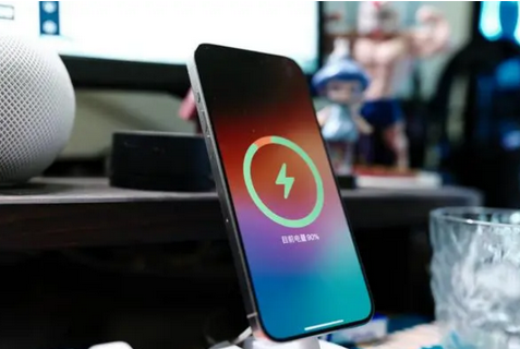 达日苹果15换屏服务分享用什么充电器给iPhone15充电更好 